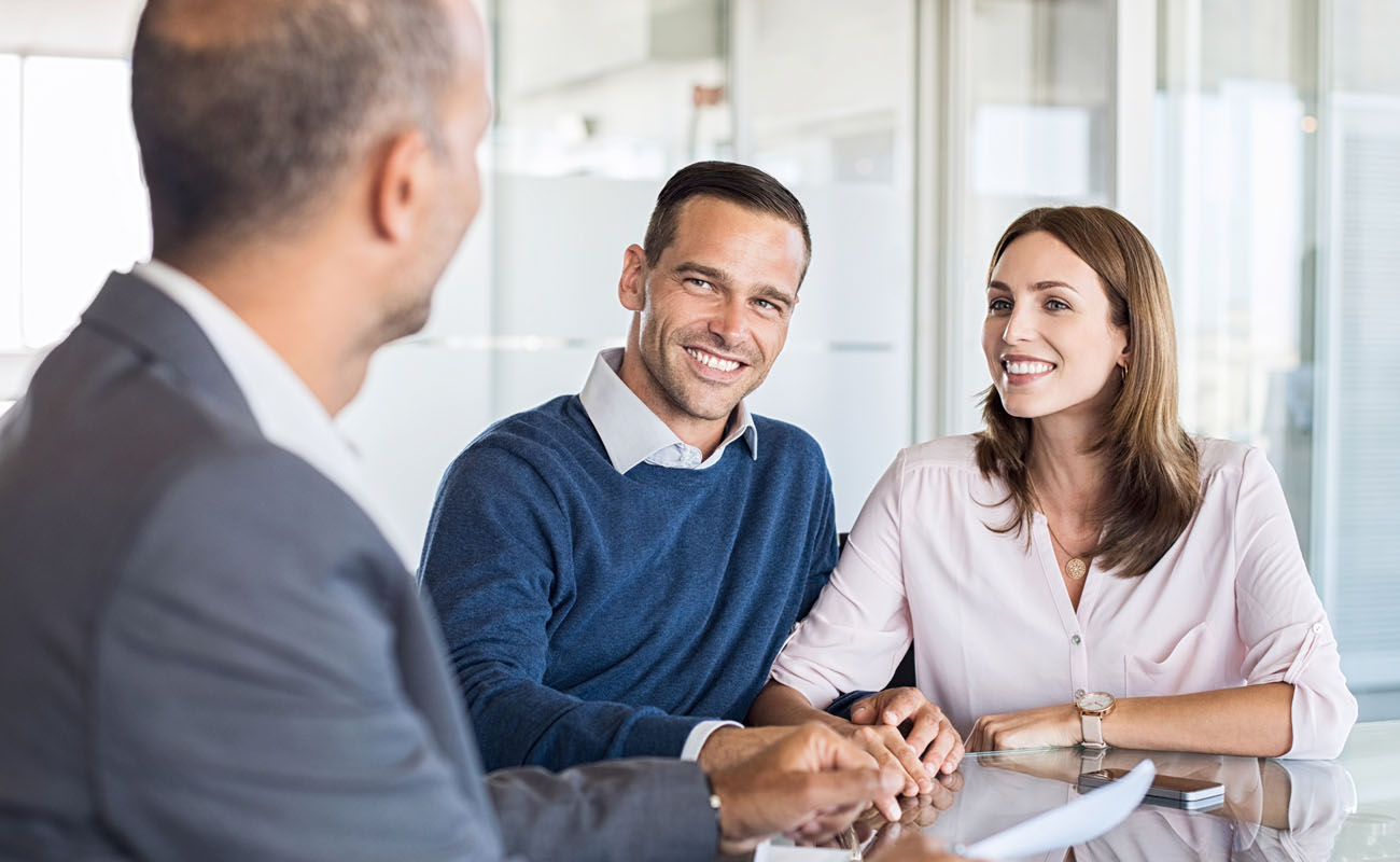 Couple askin questions from their broker.